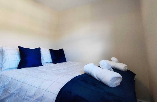 Ogden Apartamento | Modern 2-Bed Apartment , Heart of Queensbury. Great Walks Nearby!