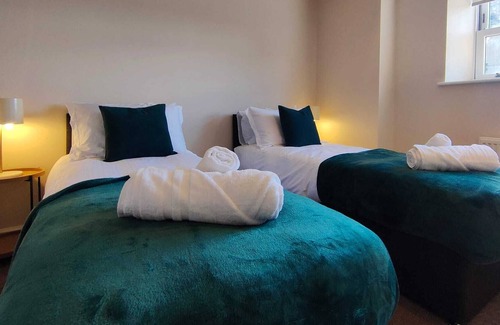 Ogden Apartamento | Modern 2-Bed Apartment , Heart of Queensbury. Great Walks Nearby!
