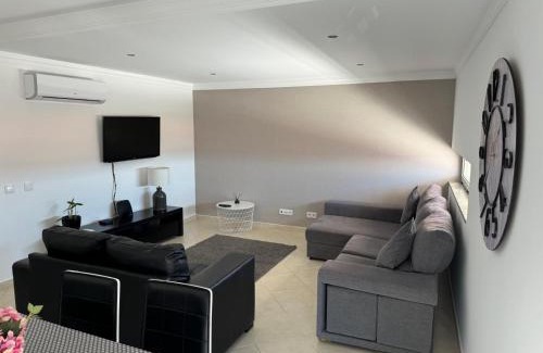 Lagoa e Carvoeiro Apartamento | Modern 2 Bed Apartment 5km Carvoeiro