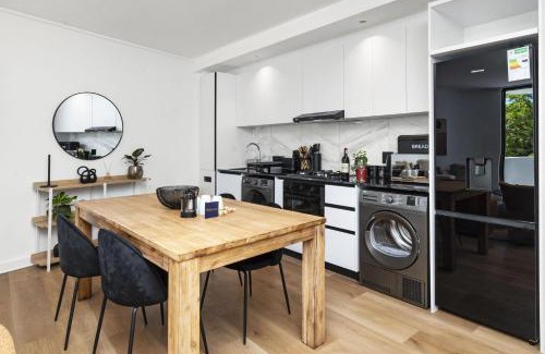 Claremont Apartamento | Modern 2-Bed Apartment in Claremont with Balcony