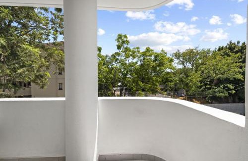 Claremont Apartamento | Modern 2-Bed Apartment in Claremont with Balcony