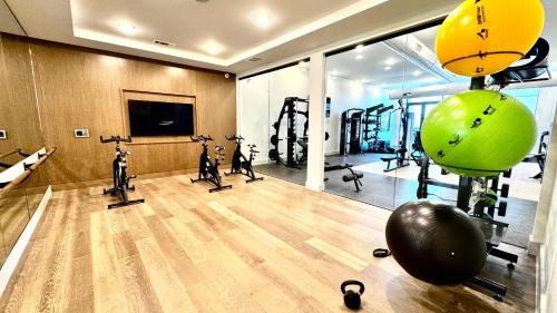 McNeil Apartamento | Modern 2- Bed Apt Pool & Gym