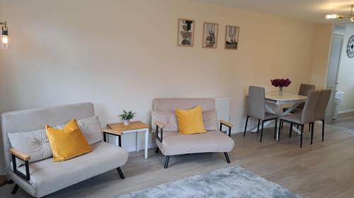Calne Casa | MODERN 2 BED BUNGALOW SLEEPS 4 Pet friendly