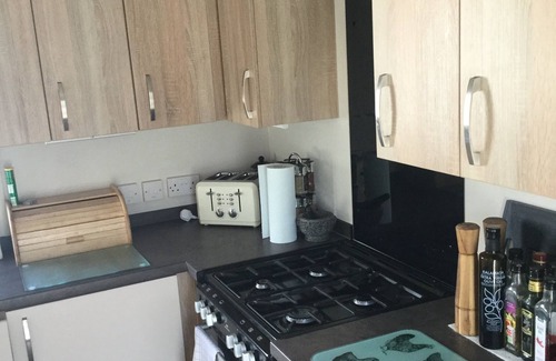 Dawlish Warren Casa | Moderna caravana de 2 camas con terraza y patio circundantes; tiene capacidad para 6 personas