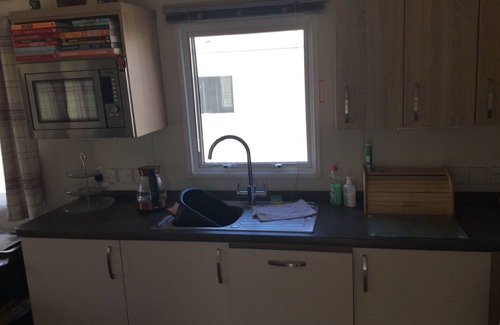 Dawlish Warren Casa | Moderna caravana de 2 camas con terraza y patio circundantes; tiene capacidad para 6 personas