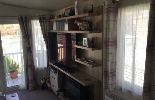 Dawlish Warren Casa | Moderna caravana de 2 camas con terraza y patio circundantes; tiene capacidad para 6 personas