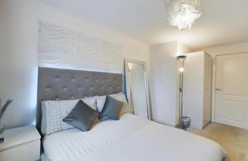 Landore Apartamento | Modern 2 bed city apartment with private parking