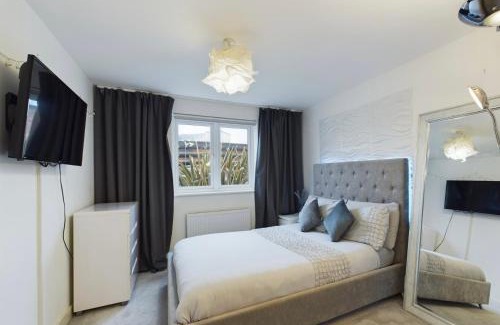 Landore Apartamento | Modern 2 bed city apartment with private parking