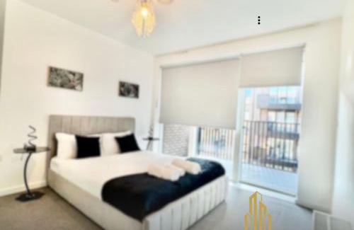 Moffat Apartamento | Modern 2-Bed Flat Balcony View