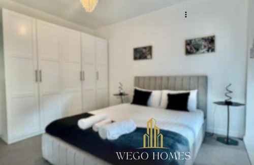 Moffat Apartamento | Modern 2-Bed Flat Balcony View
