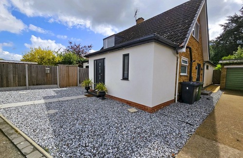 Shrewsbury Casa | Modern 2-bed home in a peaceful area, with parking | Pass the Keys