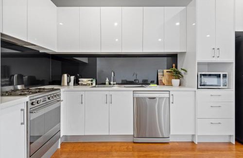 Brunswick West Casa | Modern 2-Bed Home in Brunswick with Courtyard
