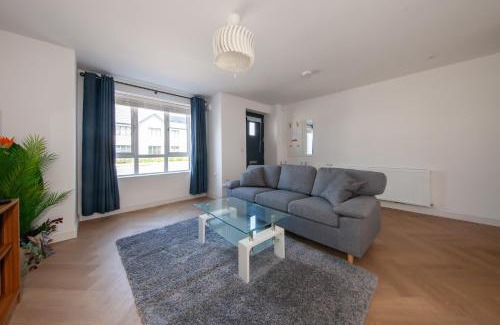 Ongar Casa | Modern 2 bed house in Hollystown with free parking