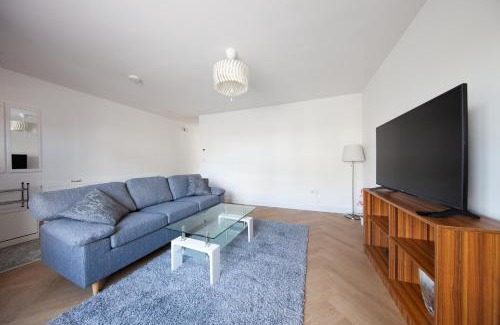 Ongar Casa | Modern 2 bed house in Hollystown with free parking