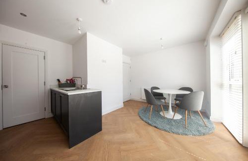 Ongar Casa | Modern 2 bed house in Hollystown with free parking