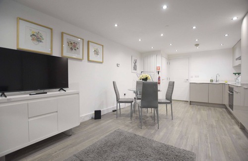 West Ham Apartamento | Modern 2 Bed in Stratford, London with Wi-Fi & Sleeps 5