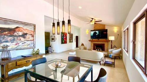 San Antonio Tlayacapan Casa | Modern 2 Bed Retreat in Ajijic - Unbeatable Location -Patio-Gym-Pickleball Court