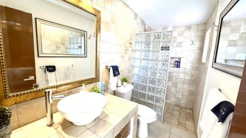 San Antonio Tlayacapan Casa | Modern 2 Bed Retreat in Ajijic - Unbeatable Location -Patio-Gym-Pickleball Court