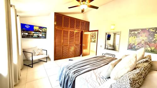 San Antonio Tlayacapan Casa | Modern 2 Bed Retreat in Ajijic - Unbeatable Location -Patio-Gym-Pickleball Court