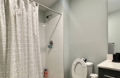 North Kansas City Apartamento | Modern 2-Bedroom Stunning Views