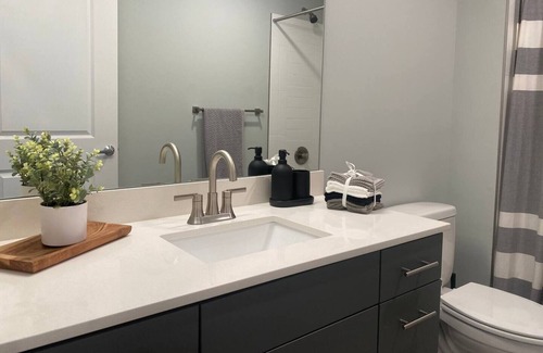 North Kansas City Apartamento | Modern 2-Bedroom Stunning Views
