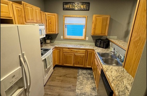 Fairbanks Apartamento | Modern 2-bed with full kitchen, in-unit laundry, and off-street parking. Near downtown Fairbanks.