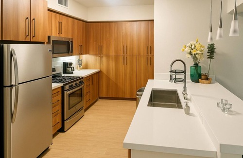 NoHo Arts District Apartamento | Modern 2-bedroom in Los Angeles 5 minutes from Universal Studios