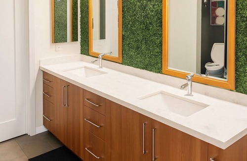 NoHo Arts District Apartamento | Modern 2-bedroom in Los Angeles 5 minutes from Universal Studios