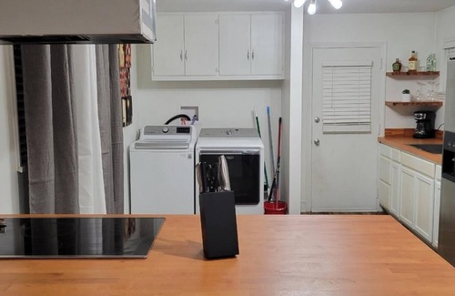 Fayetteville Casa | Modern 2 bedroom 1 bath home with barbeque grill and sauna pool.