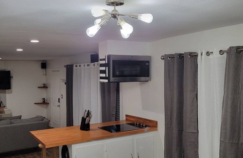 Fayetteville Casa | Modern 2 bedroom 1 bath home with barbeque grill and sauna pool.