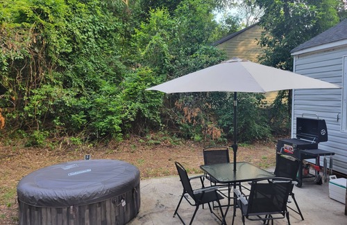 Fayetteville Casa | Modern 2 bedroom 1 bath home with barbeque grill and sauna pool.