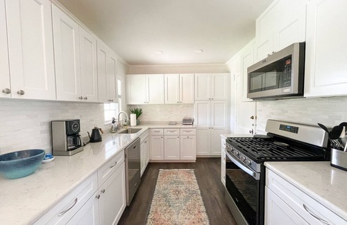 Midland Casa | Modern 2-bedroom 1930's Bungalow Close to Downtown