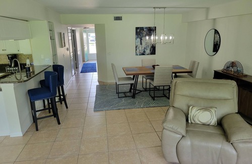 Fountain Lakes Condominio | Modern 2 bedroom/2 bath condo with pool, and free golf in delightful Estero.
