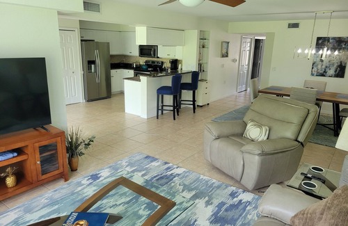 Fountain Lakes Condominio | Modern 2 bedroom/2 bath condo with pool, and free golf in delightful Estero.