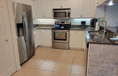 Fountain Lakes Condominio | Modern 2 bedroom/2 bath condo with pool, and free golf in delightful Estero.