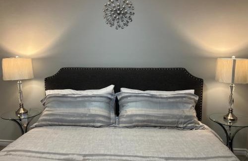Kitchener Apartamento | Modern 2 bedroom, 2 king beds, close to Hwy
