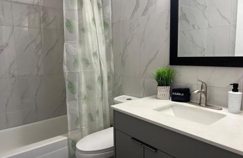 Kitchener Apartamento | Modern 2 bedroom, 2 king beds, close to Hwy