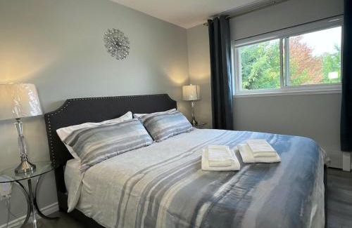 Kitchener Apartamento | Modern 2 bedroom, 2 king beds, close to Hwy