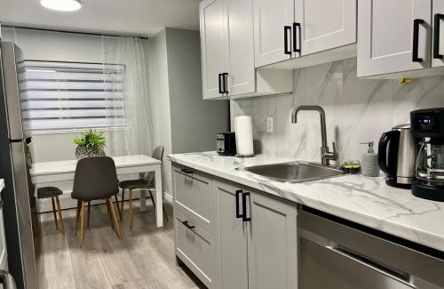 Kitchener Apartamento | Modern 2 bedroom, 2 king beds, close to Hwy