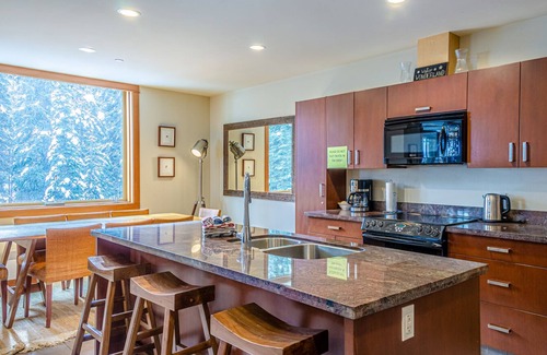 Sun Peaks Cabina | Moderno apartamento de 2 dormitorios en el centro del pueblo