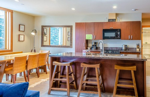 Sun Peaks Cabina | Moderno apartamento de 2 dormitorios en el centro del pueblo
