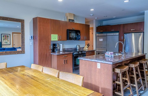 Sun Peaks Cabina | Moderno apartamento de 2 dormitorios en el centro del pueblo
