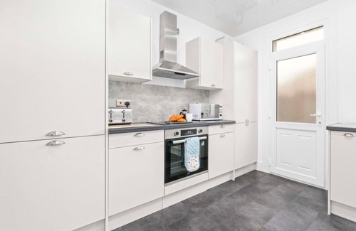 Airdrie Apartamento | Modern 2 bedroom apartment close to local amenities.