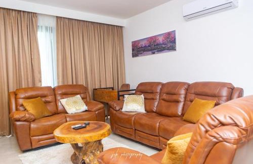 Dzorwulu Apartamento | Modern 2 Bedroom Apartment at Airport - 24 7 Security, Pool, Gym, Rooftop, Free Parking, Free Airport Pickup for Long Stay,Opposite Kozo Restaurant