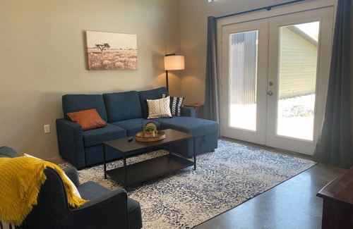 Mount Vernon Cabaña | Modern 2-bedroom cottage in tranquil downtown Mount Vernon!
