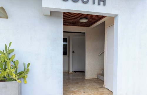Boegoeroei Condominio | Modern 2-bedroom condo w/ direct pool access, and 4-minutes drive from the beach