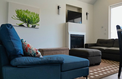 Central Okanagan Cabaña | Modern 2-bedroom + den cottage in a prime location