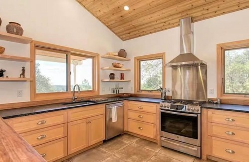 Volcano Casa | Modern 2 Bedroom Hilltop Retreat