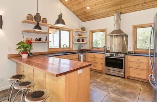 Volcano Casa | Modern 2 Bedroom Hilltop Retreat