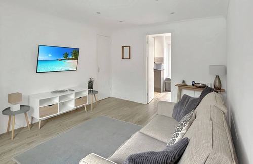 Grantham Casa | Modern 2 Bedroom Home in Quiet Cul-de-Sac – Close to Town with Garden & Driveway